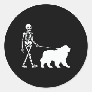 Adesivo Redondo Caminhando Por Um Cachorro Da Terra Nova