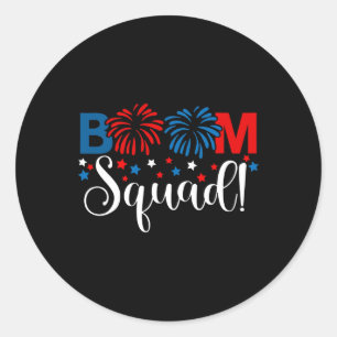 Adesivo Redondo Camisa Boom Squad 4 de Julho Fogos de Artifício In