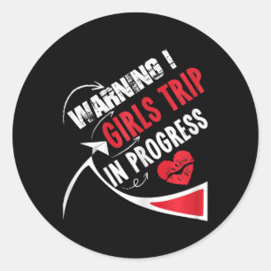 Adesivo Redondo Camiseta Aviso Viagem de Meninas em Andamento Cami