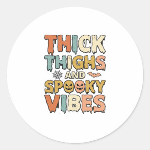 Adesivo Redondo Camiseta de Halloween Thick Thighs e Spooky Vibes_