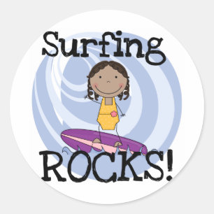Adesivo Redondo Camiseta surfando da menina do afro-americano das