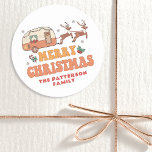 Adesivo Redondo Camping Merry Christmas Reindeer Nome Personalizad<br><div class="desc">Camping Merry Christmas Reindeer Personalized Etiqueta de nome Labels apresenta o texto "Feliz Natal" numa tipografia retrô com uma caravana decorada festiva sendo puxada por renas e acentuada com flocos de neve e holly. Personalize com seu nome personalizado. Projetado pelo Evco Studio www.zazzle.com/store/evcostudio</div>