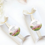 Adesivo Redondo Campo Casado com Flor Rosa<br><div class="desc">Os autocolantes personalizados com noiva, nome do noivo e data do casamento. Design de paisagem aquática do campo, montanhas e flores em tons de rosa e verde. Para coordenar convites, artigos de papelaria e decoração do dia do evento, navegue na Coleção de Prados do País ou envie-me uma mensagem para...</div>