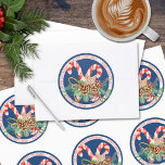Adesivo Redondo Candy Cane Merry Christmas Round Sticker (Azul)<br><div class="desc">Aqui está um adesivo de Natal chamado vintage com um fundo azul que soletra o Feliz Natal e apresenta canetas doces,  uma estrela de pão de gengibre,  ornamento,  cones de pinho e galhos verdes com amoras ocas. Divertido de mostrar em envelopes,  cartões,  presentes e muito mais!</div>
