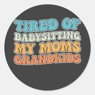 Adesivo Redondo Cansado de Babysitting Minhas Mães Groovy