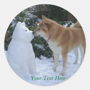 Adesivo Redondo cão akita bonitinho beijando cachorro-de-neve