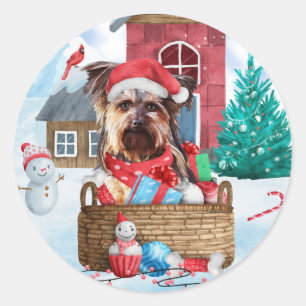Adesivo Redondo Cão Yorkshire Terrier na casa de Natal na neve