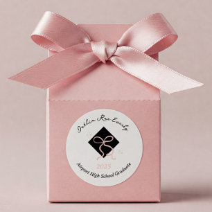 Adesivo Redondo Capelo e Laço Rosa Minimalista para Formatura