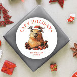 Adesivo Redondo Capy Holidays Fúria Bonita Capybara Feliz Natal<br><div class="desc">Adicione diversão de férias aos seus presentes com estes adesivos "Capy Holidays"! Apresentando uma bonitinha em um chapéu de Papai Noel com chifres de renas,  cercado por presentes,  este nome de família personalizado design adiciona um toque lúdico e festivo aos seus presentes!</div>