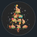 Adesivo Redondo Capybara Christmas Tree — Zoo Feliz de Natal<br><div class="desc">A capybara ou maior (Hidrochoerus hidrochaeris) é um roedor gigante de cavy nativo da América do Sul. É o maior roedor vivo e membro do gênero Hidrochoerus... laranjas engraçadas da capybara... Faz uma ideia de presente de capybara excelente, presente de tema capy bara para uma mãe de capybara, rapariga que...</div>
