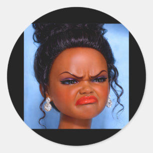 Adesivo Redondo Cara de boneca preta enojada e irritada meme Desgo