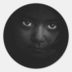 Adesivo Redondo Cara e olhos escuros, assustadores, bonitos