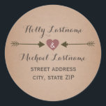 Adesivo Redondo Cardstock Inspirou Coração com Setas Endereço<br><div class="desc">Um adesivo de endereço de casamento com ilustração de um coração vermelho entre duas setas. O plano de fundo é o estoque de cartões inspirado. Personalize o texto com seus nomes e endereço.</div>