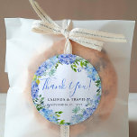 Adesivo Redondo Carolina Bloom Wreath | Obrigado<br><div class="desc">Um bonito conjunto de obrigados de Casamento azul único e floral que você escolheu especificamente para o seu futuro casamento. Eles apresentam seus detalhes dentro de uma elegante coroa floral. Todos os elementos deste item são desbloqueados e personalizáveis,  por isso divirta-se sendo criativo e fazer-o seu.</div>
