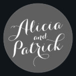 Adesivo Redondo Carolyna Wedding<br><div class="desc">Elegante design de casamento com os nomes da noiva e do noivo em um grande guião de estilo escrito à mão. As cores e fontes no design são totalmente personalizáveis. Para itens correspondentes, como cartões rsvp, adesivos, cartões de inserção e muito mais, clique no link abaixo para ver toda a...</div>