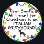 Adesivo Redondo Caros Papais noeis Italianos Greyhound<br><div class="desc">Caros Papais noeis, tudo o que quero para o Natal é um Greyhound italiano! Os adornos divertidos de cães de férias e outros itens estão aninhados numa série de luzes de Natal coloridas, e um pequeno desenho da raça de cães por uma criança. Extremamente fofo, perfeito para incluir seu Greyhound...</div>