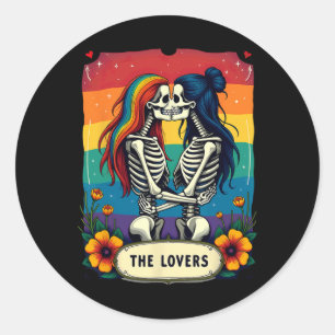 Adesivo Redondo Cartão de Tarot Amantes Esqueletos Lésbicas Beijan
