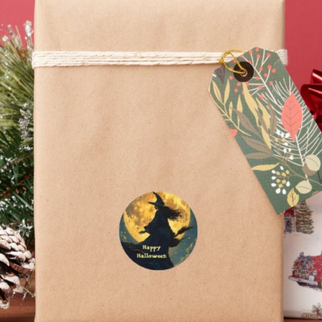 Adesivo Redondo Cartão-postal da bruxa voando sobre a lua cheia (Criador carregado)