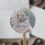 Adesivo Redondo Cartazes De Envelope Romântico De Foto De Caligraf<br><div class="desc">Estas selagens de fotos românticas de caligrafia são perfeitas para um casamento simples. O clássico design moderno apresenta espirais ricos e turbilhões brancos com magnífica e elegante tipografia à mão. Personalize o rótulo com os nomes da noiva e do noivo.</div>