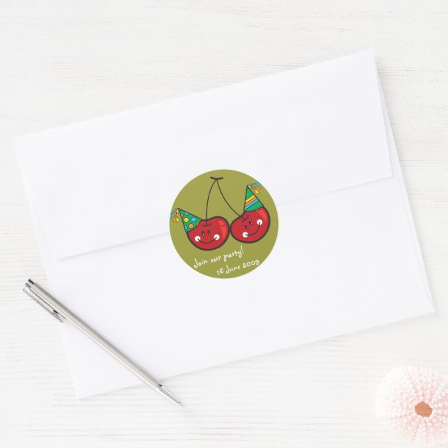 Adesivo Redondo Cartoon Cheeky Cherries Com Chapéus Festas Anivers (Envelope)