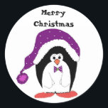 Adesivo Redondo Cartoon Christmas Penguin<br><div class="desc">Um pinguim legal vestindo um chapéu de Natal roxo e um arco roxo. As palavras podem ser alteradas como desejado.</div>