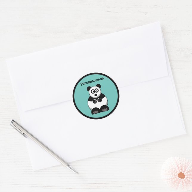 Adesivo Redondo Cartoon Engraçado Pandamónio Panda, Um Belo Estres (Envelope)
