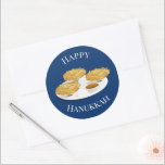 Adesivo Redondo Cartoon Feliz Hanukkah Trava Molho De Maçã<br><div class="desc">Envelope Seals que dizem "Feliz Hanukkah". Estes adesivos têm três latas sorridentes num prato com molho de maçã e creme azedo. As palavras estão em branco e o fundo é azul.</div>
