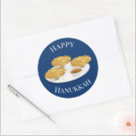 Adesivo Redondo Cartoon Feliz Hanukkah Trava Molho De Maçã<br><div class="desc">Envelope Seals que dizem "Feliz Hanukkah". Estes adesivos têm três latas sorridentes num prato com molho de maçã e creme azedo. As palavras estão em branco e o fundo é azul.</div>