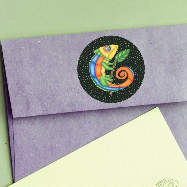 Adesivo Redondo Cartoon Lizard Segurando Pontos de Cores Vibrantes (Brightly coloured cartoon lizard leaf on black with green polka dots stickers.)