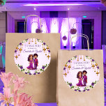 Adesivo Redondo Casal de noiva roxa Mehndi<br><div class="desc">Casamento indiano Mehndi e Sangeet Purple Flores e garlands douradas com bonitinha caricatura de casal de noiva,  obrigado de casamento,  você favorece os adesivos de presente modelo. Mehndi sangeet hindu,  palhaço de casamento</div>