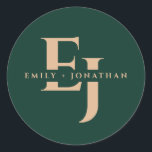 Adesivo Redondo Casal de nomes de  verde-merald casamento outono<br><div class="desc">Adicione um toque de elegância personalizada ao seu casamento outono com o nosso adesivo redondo clássico de nomes de Casais de monograma verde esmeralda. Projetado para combinar perfeitamente a sofisticação com os ricos tons do outono, este adesivo apresenta uma forma redonda clássica, adornada com uma impressionante cor verde esmeralda e...</div>