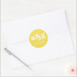 Adesivo Redondo Casamento amarelo simples e elegante<br><div class="desc">Sinais simples e elegantes iluminando o adesivo amarelo de casamento. Mostra sua data inicial e a data do seu casamento em branco em fundo amarelo. Coordena-se com a nossa coleção de "Cinzas e casamento da praia amarela".</div>