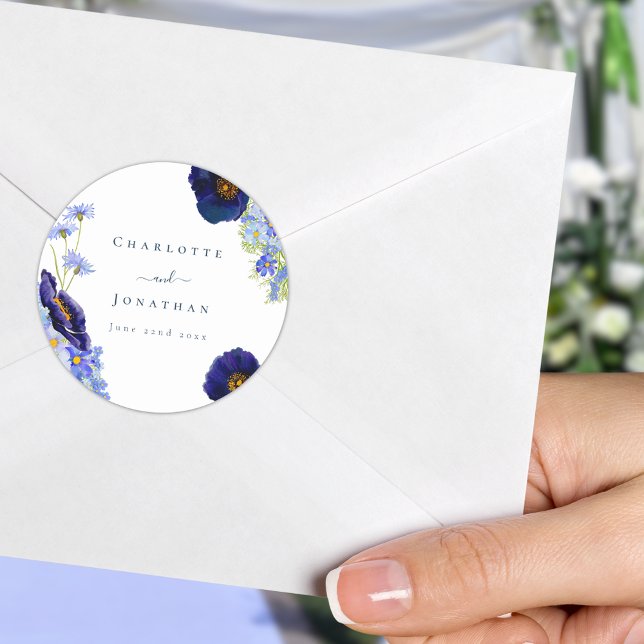 Adesivo Redondo Casamento Azul de Flor Selvagem Moderno (Blue wildflower wedding custom sticker with bride and grooms names and wedding date)
