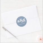Adesivo Redondo Casamento azul empoeirado com monograma simples<br><div class="desc">Simples,  elegante vinheta de casamento azul empoeirado. Mostra sua data inicial e a data do seu casamento em branco,  em fundo azul. Coordena-se com a nossa coleção de casamentos de praia "Dusty Blue and blush SeaCavalo".</div>