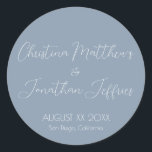 Adesivo Redondo Casamento Azul Moderno e Elegante<br><div class="desc">Este moderno e elegante evento ou adesivo de casamento apresenta um simples fundo azul empoeirado com texto branco. Os nomes do casal são impressos em uma fonte de script. A data e o local do casamento são impressos abaixo.</div>