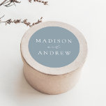 Adesivo Redondo Casamento Azul Moderno Elegante<br><div class="desc">Coloque seus envelopes ou favores com nossos adesivos elegantes de casamento. Os adesivos de casamento personalizados apresentam seus nomes em um roteiro de caligrafia branco com um fundo azul empoeirado ou cor de sua escolha. Design coordena-se com a nossa coleção de casamentos da Elegância Moderna.</div>