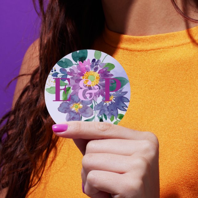 Adesivo Redondo Casamento bonito com Flor Azul Roxo e Monograma (Pretty Monogram Purple Blue Floral Wedding Classic Round Sticker)