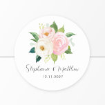 Adesivo Redondo Casamento Botânico Floral das Rosas Rosa Escamosas<br><div class="desc">Estes adesivos de casamento apresentam um design floral de cor d'água com rosas cor-de-rosa pinceladas e folhagem verde. Personalize-os com o seu próprio texto. Estas etiquetas fazem parte de uma coleção que inclui uma série de artigos de papelaria de casamento e outros artigos de casamento. Visualize a página de coleta...</div>