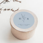 Adesivo Redondo Casamento Botânico Mínimo de Monograma Azul<br><div class="desc">O adesivo redondo clássico monograma minimo simples azul,  de casamento botânico,  apresenta as suas iniciais em torno de uma botânica de desenho de linha,  juntamente com um esquema de tipo clássico moderno.</div>