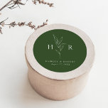 Adesivo Redondo Casamento Botânico Simples Verde Monograma<br><div class="desc">O adesivo redondo clássico monograma minimo,  simples verde,  de casamento botânico apresenta as suas iniciais em torno de uma botânica de desenho de linha,  juntamente com um esquema de tipo clássico moderno.</div>