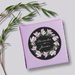 Adesivo Redondo Casamento Chic Purple Magnolia Floral Watercolor<br><div class="desc">Elegante design de aquarela com um círculo de magnólias roxas floresce e folhas sobre fundo preto com os seus nomes em letra chica. Mude o fundo preto para qualquer cor para corresponder ao seu tema de casamento. CORRESPONDENDO a itens na nossa coleção.l</div>