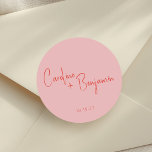 Adesivo Redondo Casamento Colorido de Script Vermelho Cor-de-Rosa<br><div class="desc">Colorida Personalizada Colorida Colorida Boho Vermelho Cor-de-Rosa Script Clássico Redondo Casado</div>