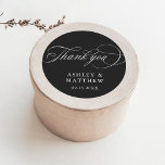 Adesivo Redondo Casamento com Caligrafia Romântica Negra Obrigado<br><div class="desc">Este obrigado preto-e-branco que o adesivo de casamento apresenta uma elegante e romântica carta caligráfica suave com seus nomes e data. Para uma personalização mais avançada deste design,  clique no BOTÃO FERRAMENTA DESIGN AZUL acima!</div>