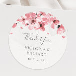 Adesivo Redondo Casamento com Flores de Cereja Rosa Floral<br><div class="desc">Expresse sua gratidão aos seus convidados de casamento de uma forma encantadora com este obrigado rosa de cereja florescente que você cola. Estes autoadesivos apresentam um belo design de flores cor-de-água rosa de cereja e a mensagem "Obrigado" junto com os nomes dos casais e a data do casamento. Perfeito por...</div>