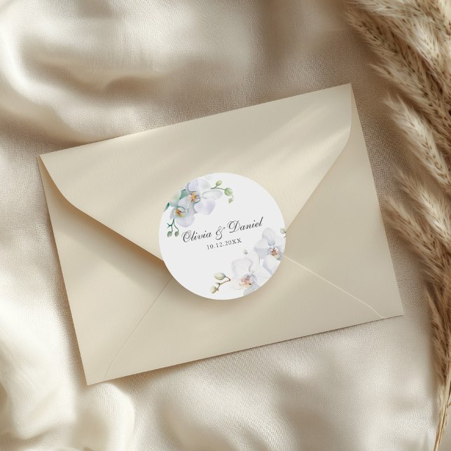 Adesivo Redondo Casamento com Orquídea Branca Moderna Elegante (Modern Elegant White Orchid Wedding Classic Round Sticker on a wedding envelope.)