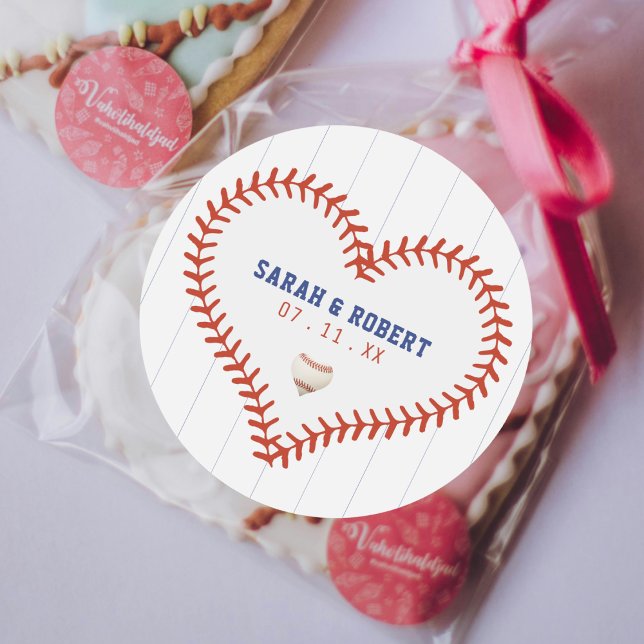 Adesivo Redondo Casamento com Pinstripe no Baseball Softball Sport (Baseball Softball Sport Heart Pinstripe Wedding Classic Round Sticker)