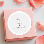 Adesivo Redondo Casamento com Tipografia Escrita Manuscrita de Man<br><div class="desc">Uma bela design de casamento com escrita por escrito manual minimalista e simples. Um design único que usa um estilo de casamento clássico de caligrafia pessoal. Uma design de letra escrita moderna com tons de sombra branca e cinza. Um elegante design de casamento com elementos modernos, mas tradicionais. Os convites...</div>