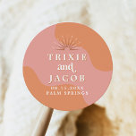 Adesivo Redondo Casamento cor-de-rosa e laranja na Trixie Retro 70<br><div class="desc">Este adesivo de favor de casamento apresenta giros laranja divertidos,  um fundo rosa brilhante,  fonte retrô e explosão solar. Edite facilmente todas as cores para atender às suas necessidades. Este sinal de boas-vindas é perfeito para o evento temático divertido dos 70.</div>