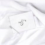 Adesivo Redondo Casamento de Ampersand do Monograma Script<br><div class="desc">Celebre seu sindicato com um toque de elegância personalizada usando nossos autocolantes de casamento personalizados. Criados com foco na sofisticação do eterno, esses adesivos apresentam seu monograma em uma fonte serif refinada, simbolizando a força e a natureza duradoura de seu vínculo. A fita magnética, graciosamente reproduzida em um elegante roteiro...</div>
