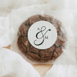 Adesivo Redondo Casamento de Ampersand do Script do Stripe Monogra<br><div class="desc">Adicione um pouco de elegância eterno à sua suíte de casamento com o nosso Pau de Casamento de Luxo. Apresentando seus monogramas personalizados em uma fonte serif refinada, unida por um ampersor gracioso na caligrafia clássica, esta design é uma nod para o velho charme de dinheiro e uma simplicidade elevada....</div>